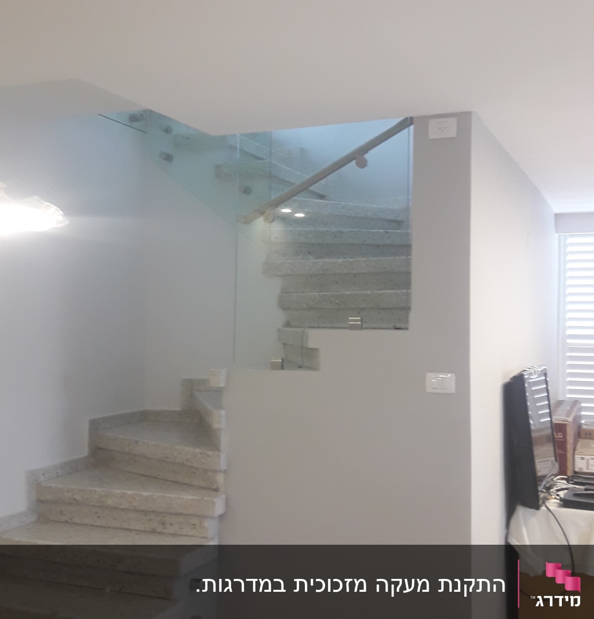 מעקה זכוכית שקוף ליד מדרגות פנימיות